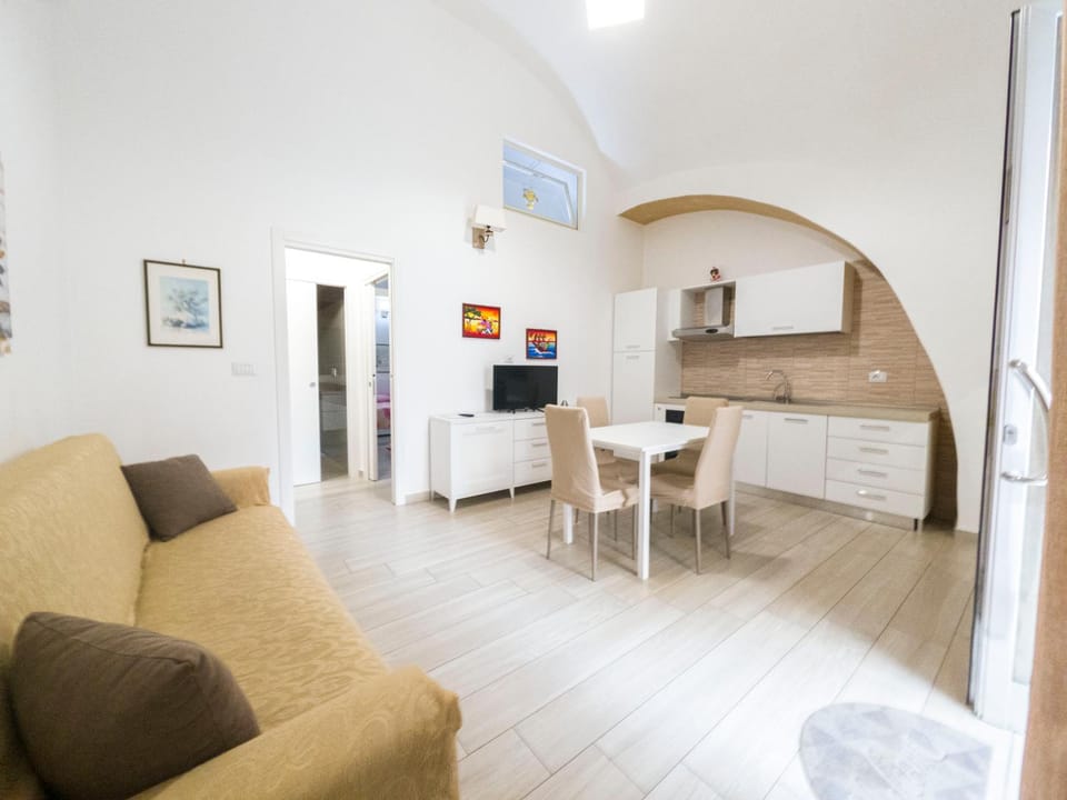 Kitchen or kitchenette, Seating area