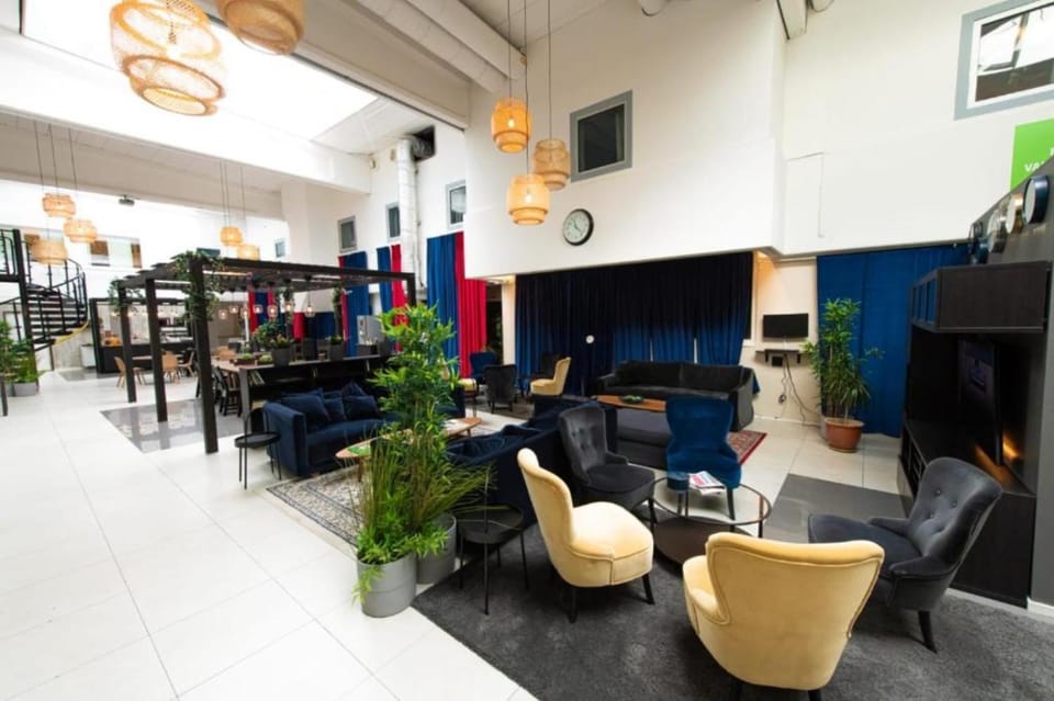 Property building, Living room, Lobby or reception, Lounge or bar, Seating area