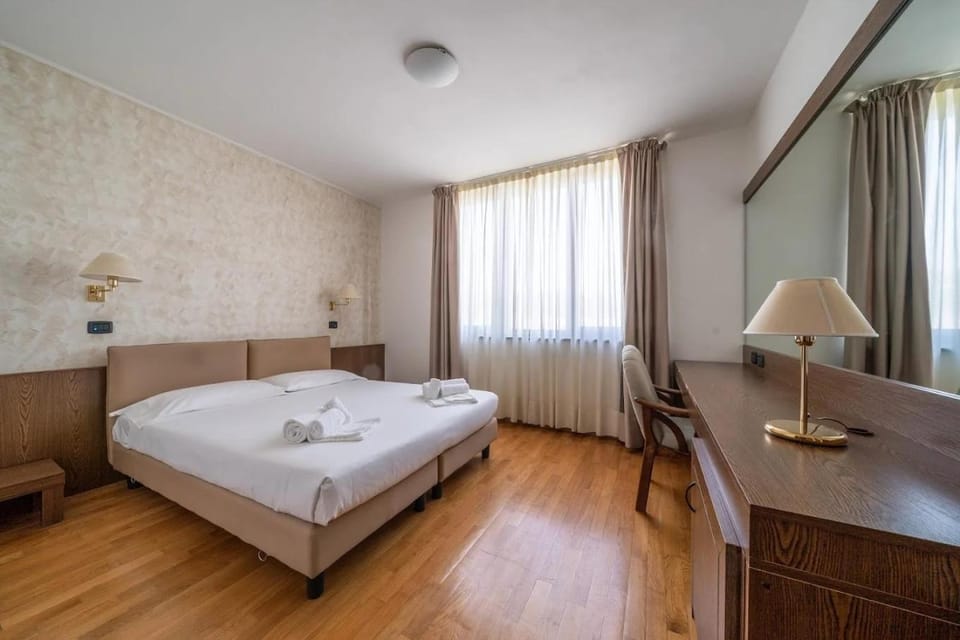 Bed, Bedroom, towels