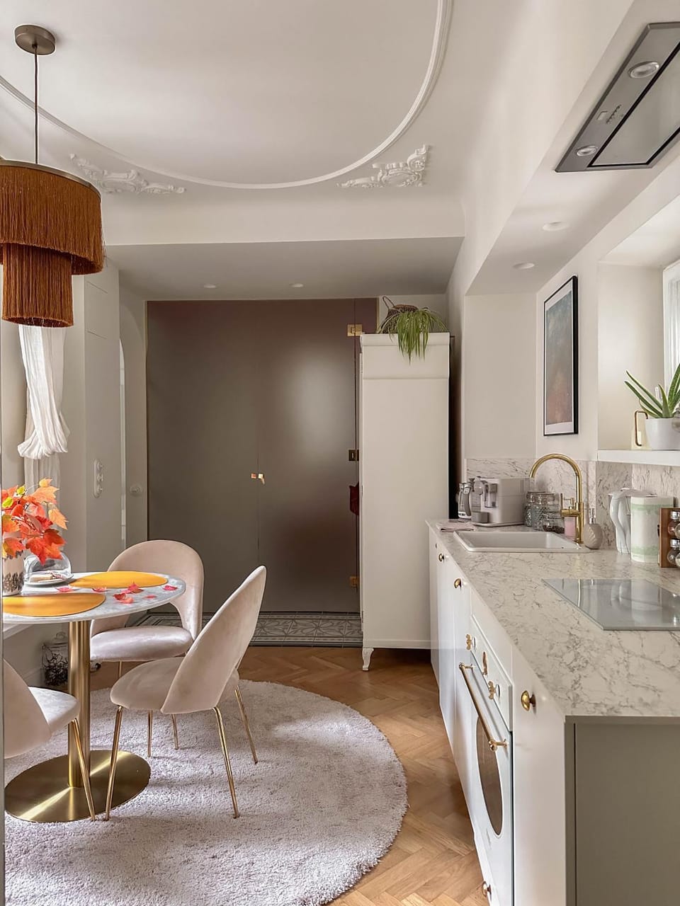 Kitchen or kitchenette, Dining area