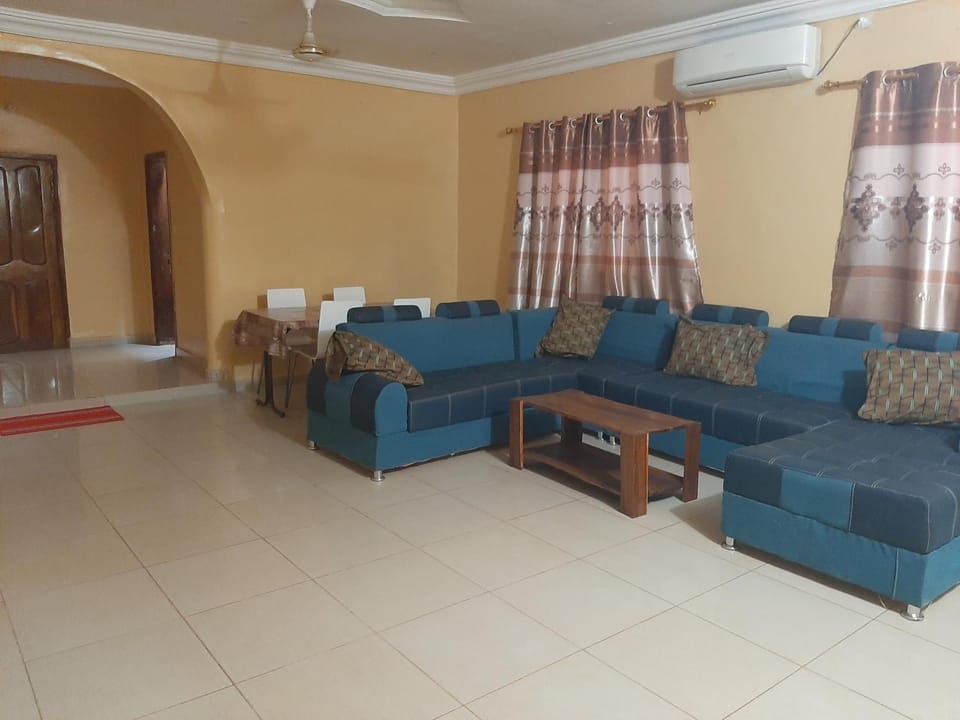 Villa Chambre A climatisée douche Cuisine salon Bed and Breakfast in Africa