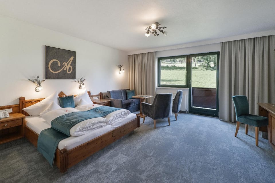 Photo of the whole room, Guests