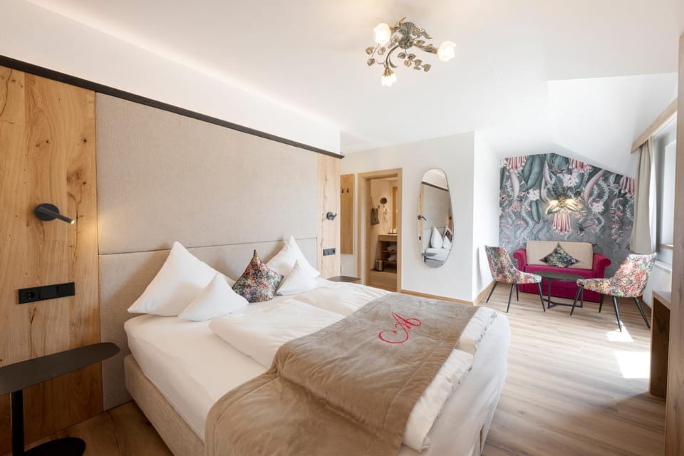 Bed, Photo of the whole room, Seating area