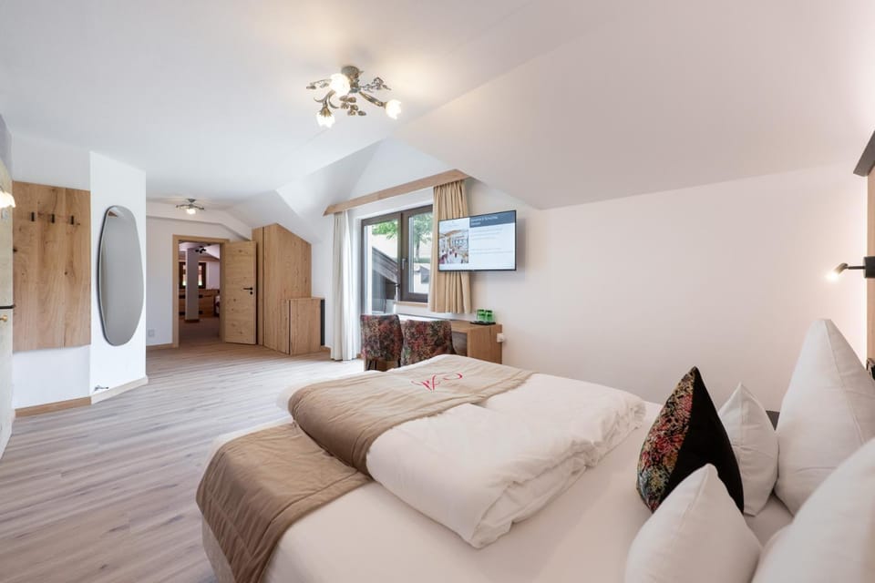 Bed, Photo of the whole room, Seating area, Bedroom