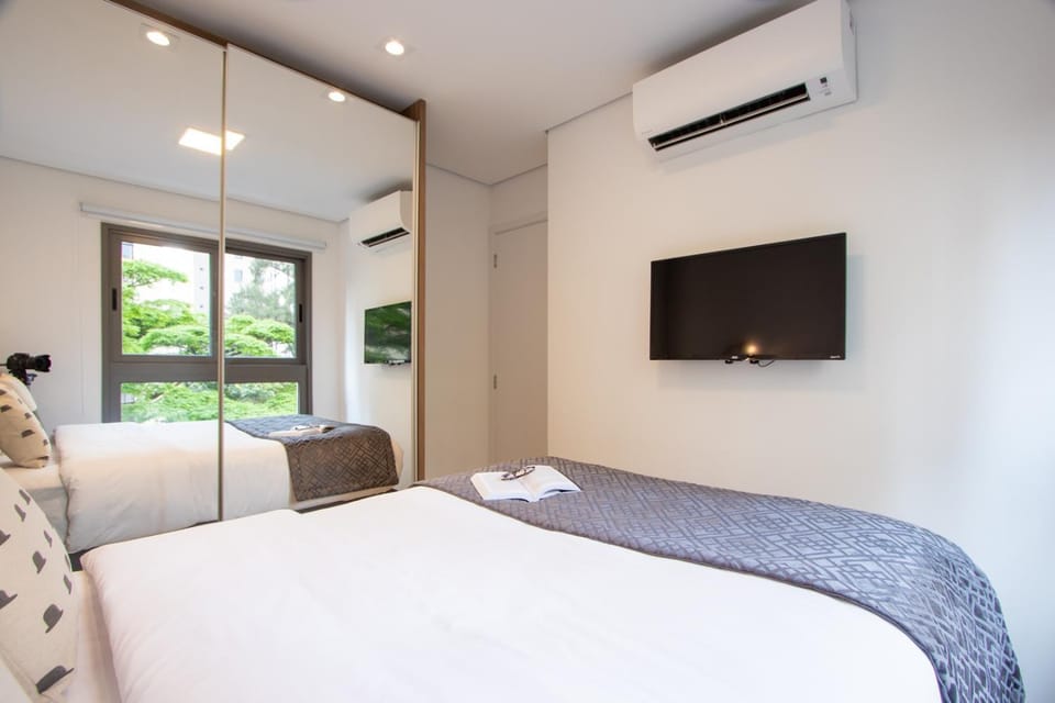 Bed, Day, TV and multimedia, Bedroom, air conditioner
