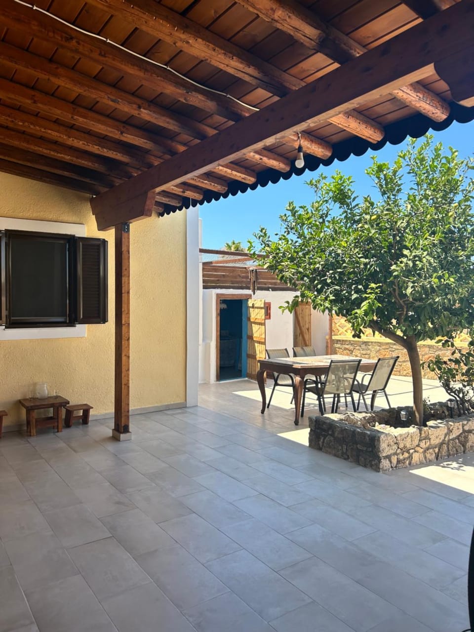 Patio, Day, Dining area