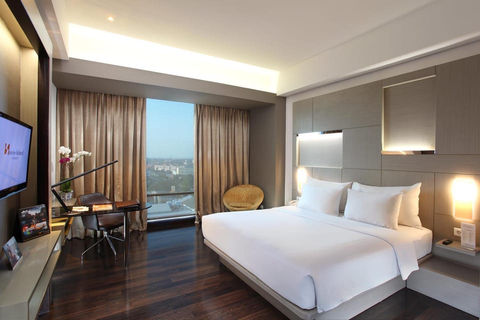 Bedroom, City view