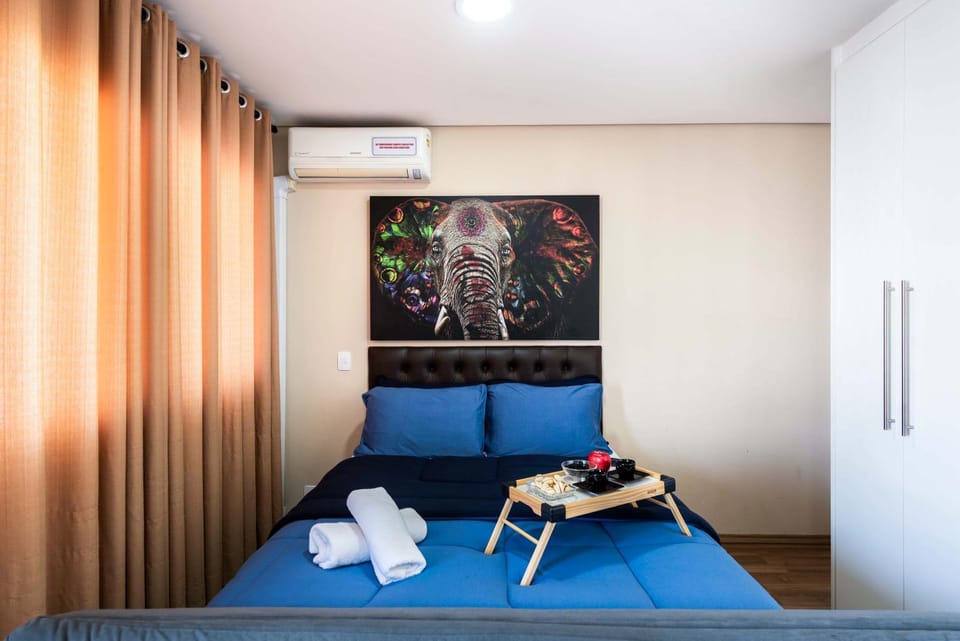 Bed, Photo of the whole room, Seating area, Bedroom, towels, air conditioner