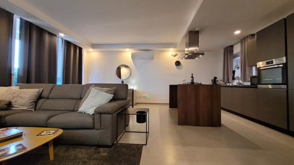 Stylish - Modern - Large Terrace - 2 Bed - 200 M From Sea - Fully Air Con Apartment in Saint Paul's Bay