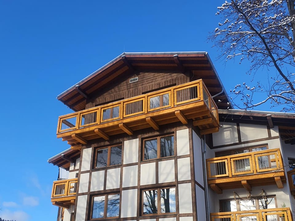 Property building, Day, Balcony/Terrace