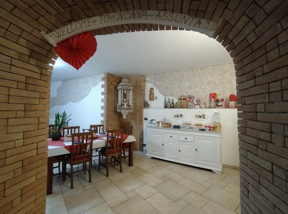 Living room, Food and drinks, Food