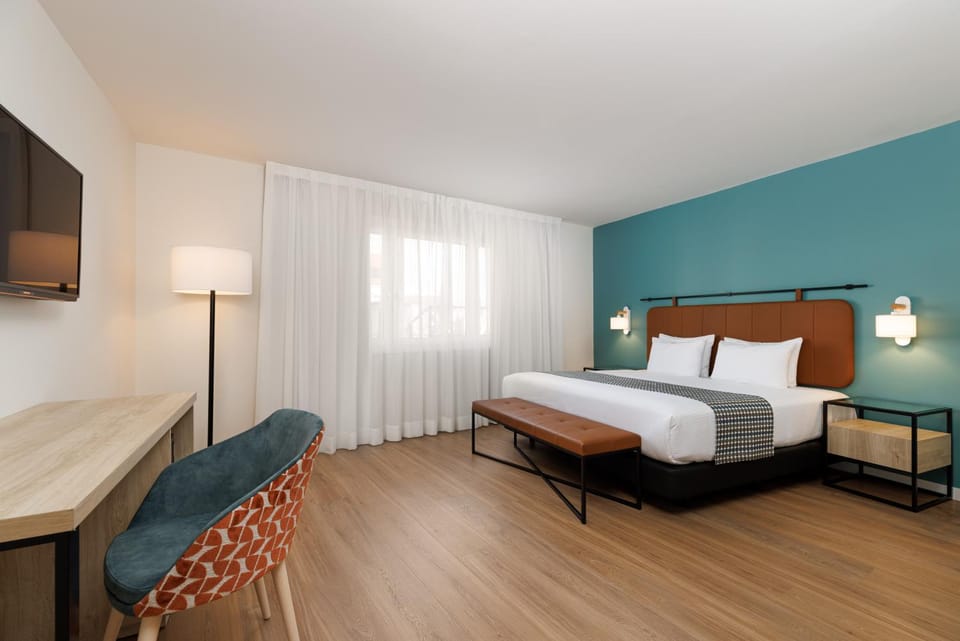 Bed, TV and multimedia, Photo of the whole room, Decorative detail, Bedroom, hair dresser