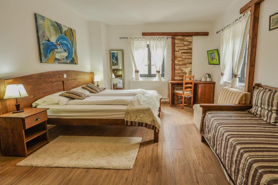 Bed, TV and multimedia, Seating area, Bedroom