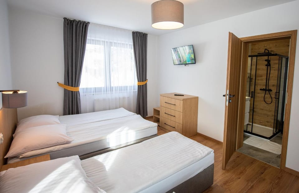 Balcony/Terrace, Photo of the whole room, Mountain view, Quiet street view, locker