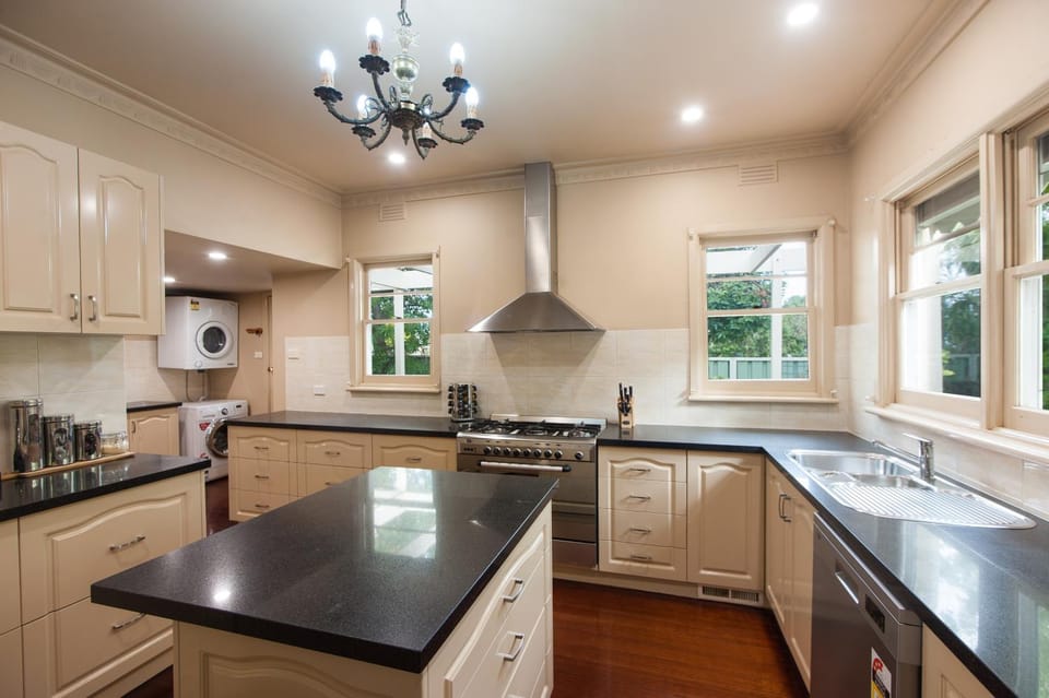 Ayr House - Echuca Holiday Homes House in Echuca
