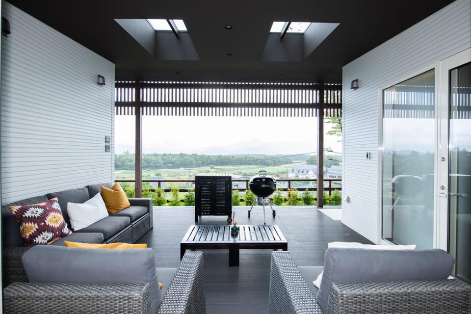 BBQ facilities, Balcony/Terrace, Seating area, Landmark view, Mountain view