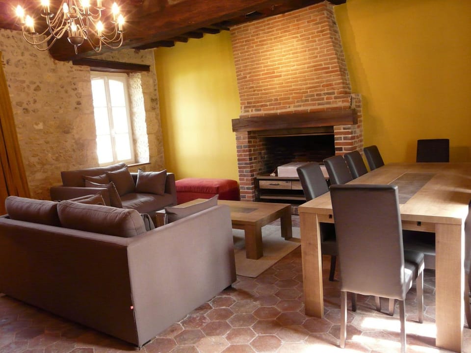 Gîte de charme avec jardin, douves, vélos, et accueil animaux - 4 chambres, proche de Chartres - FR-1-581-63 House in Centre-Val de Loire