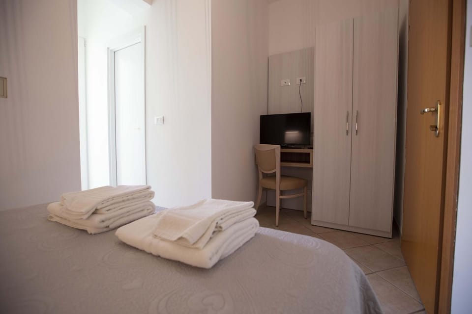 Bed, TV and multimedia, Photo of the whole room, Bedroom, towels, wardrobe