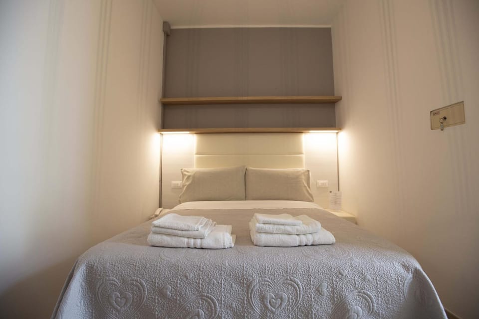 Bed, Photo of the whole room, towels