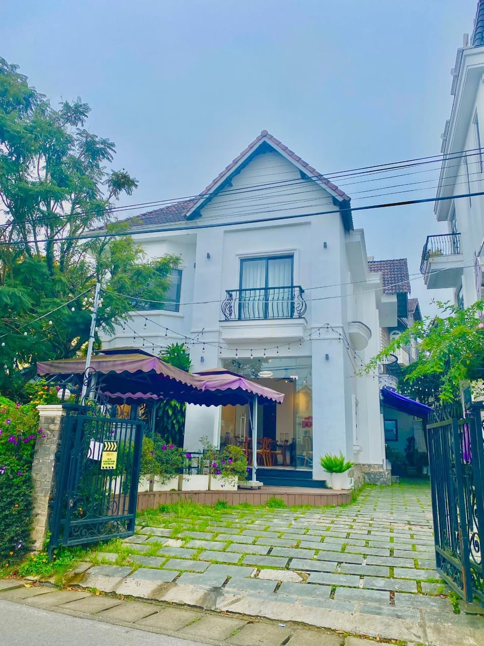 Property building, Neighbourhood