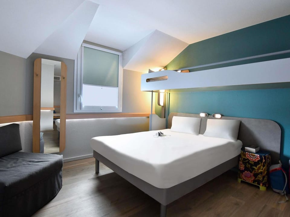 Photo of the whole room, Bedroom