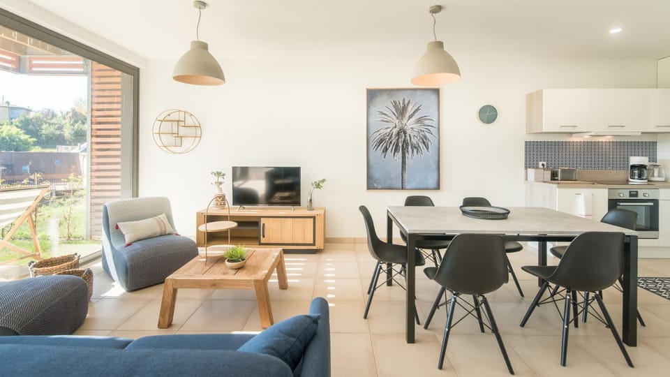 Kitchen or kitchenette, Living room, Dining area