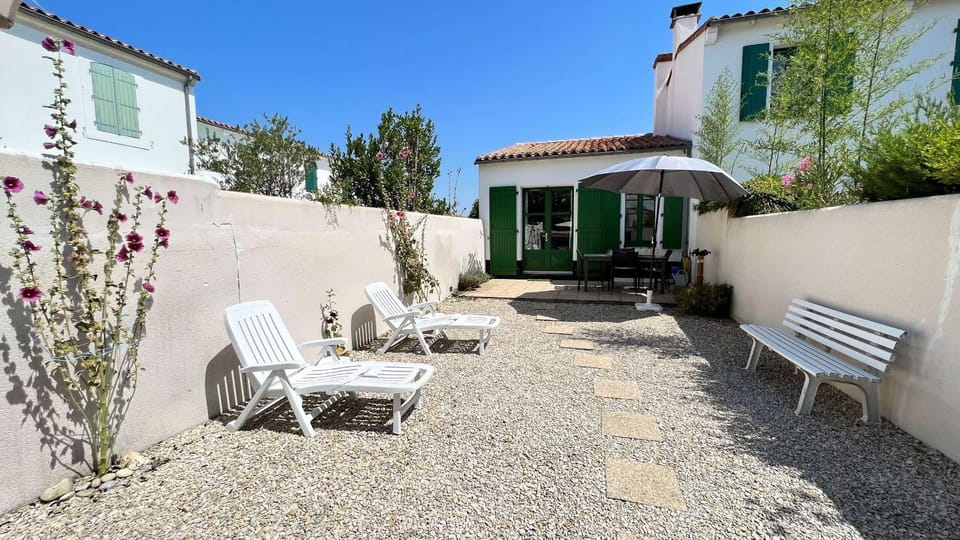Property building, Patio, Garden, Garden, Garden view, sunbed
