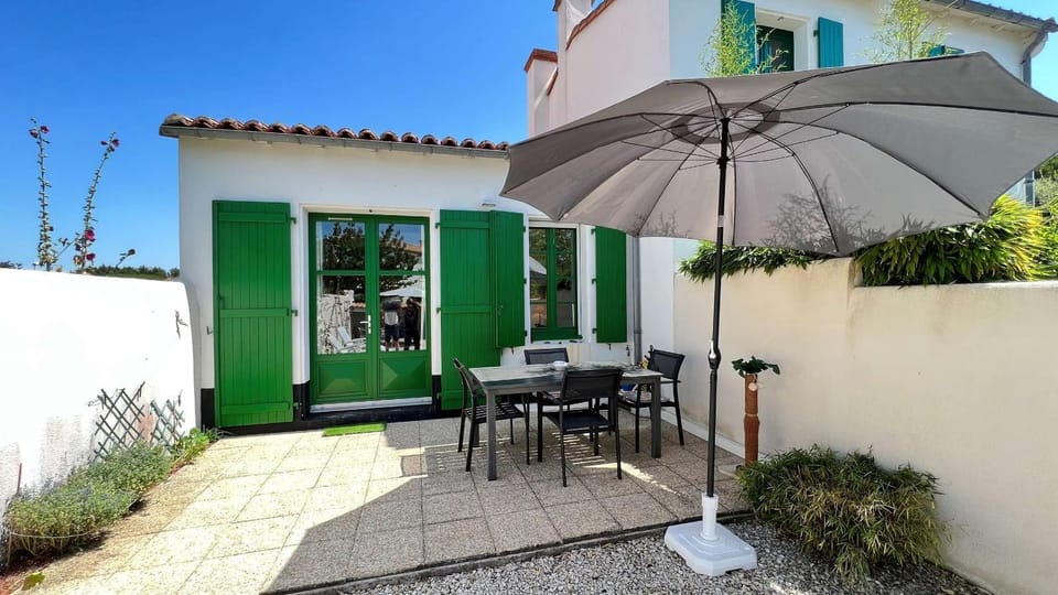 Property building, Patio, Garden, Balcony/Terrace, Dining area, Garden view