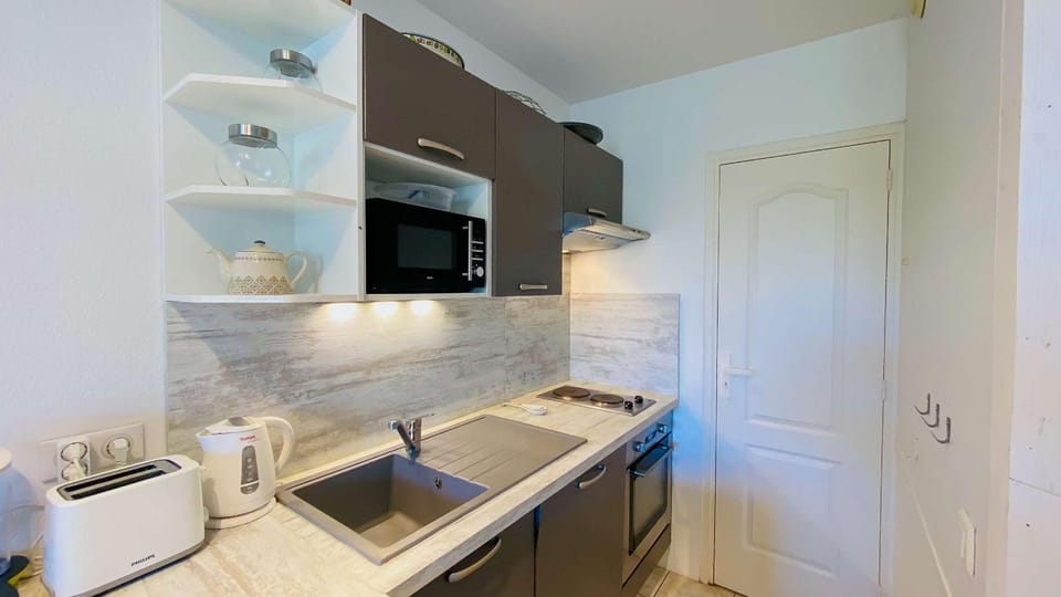 Kitchen or kitchenette, dishwasher, stove