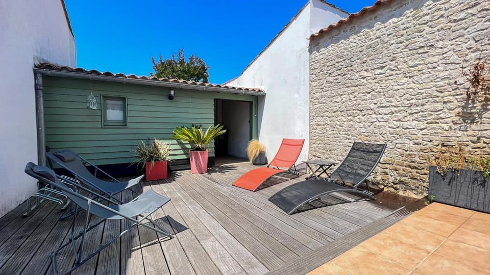 Property building, Patio, Garden, sunbed