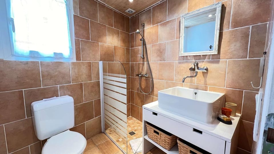 Shower, Toilet, Bathroom, towels