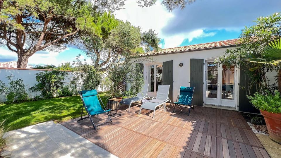 Property building, Patio, Natural landscape, Garden, Balcony/Terrace, Garden view, sunbed