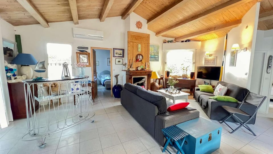 Communal lounge/ TV room, TV and multimedia, Living room, Seating area, fireplace