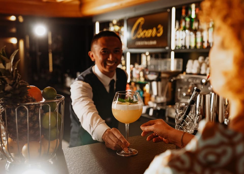 Restaurant/places to eat, Lounge or bar, Drinks, Alcoholic drinks