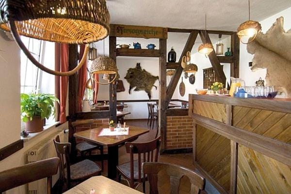 Restaurant/places to eat