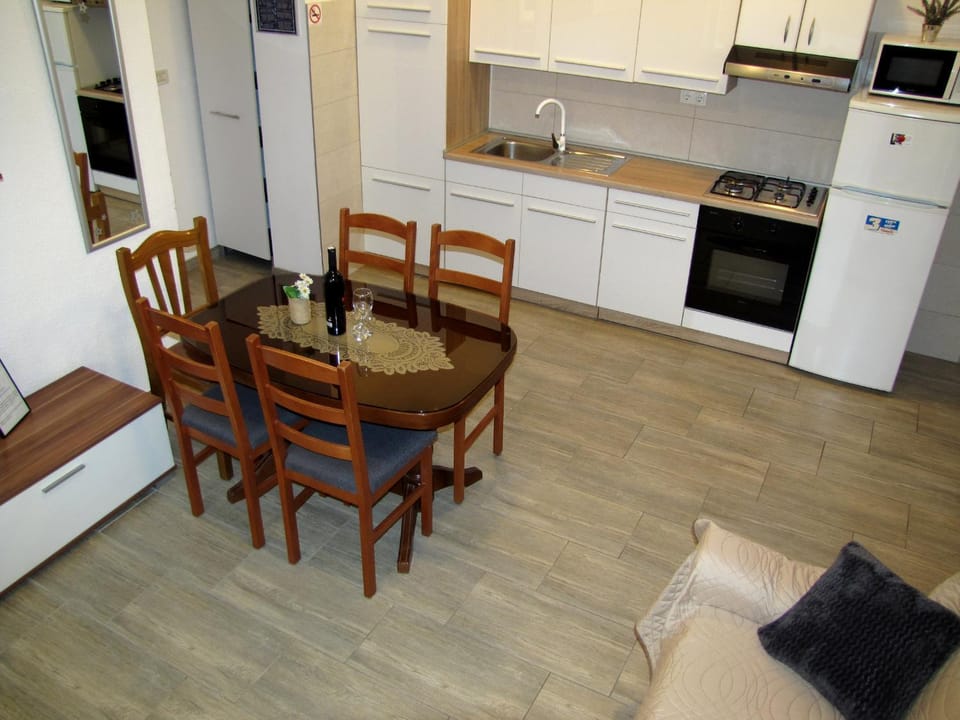 Kitchen or kitchenette, Dining area