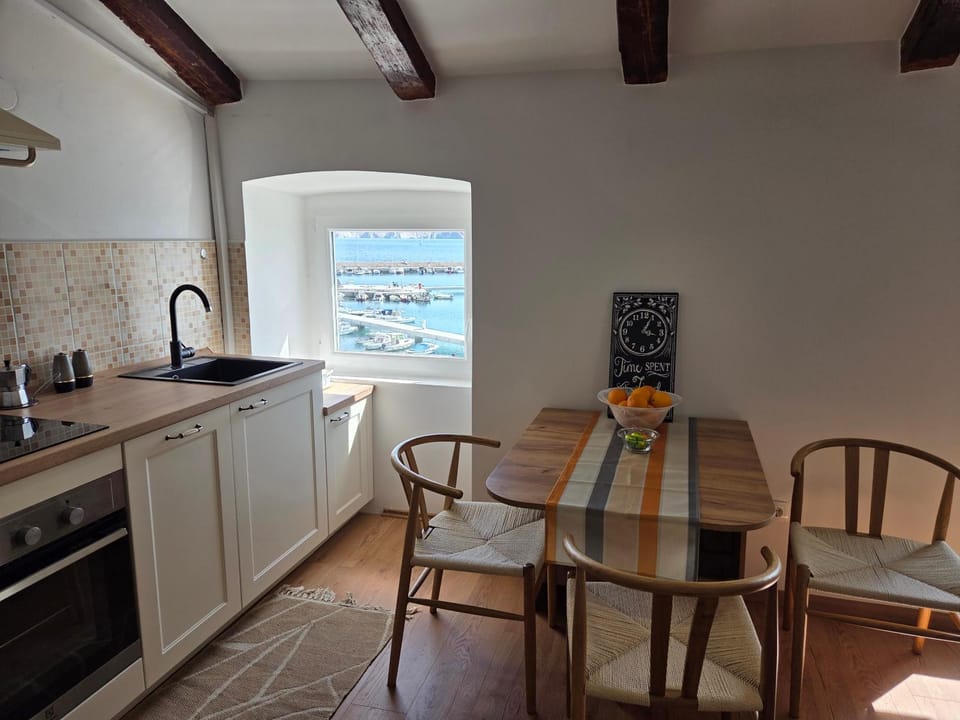 Kitchen or kitchenette, oven