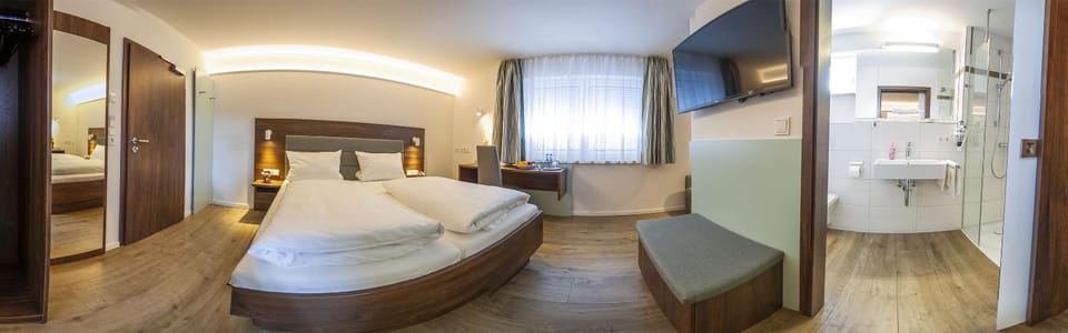 Shower, Toilet, Bathroom, TV and multimedia, Seating area, Bedroom