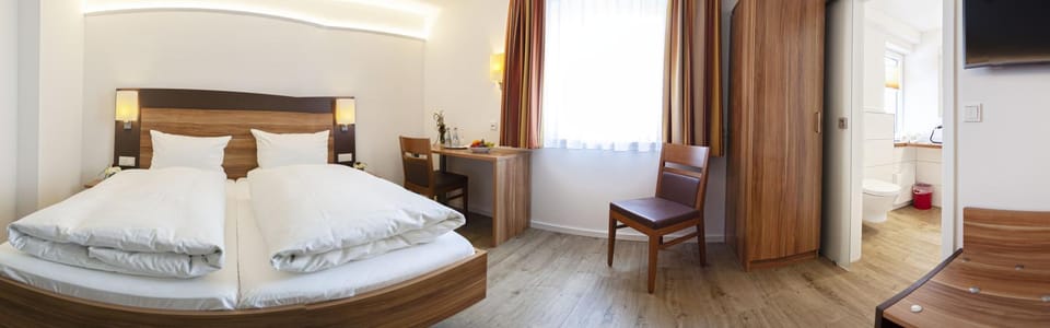 Shower, Toilet, Bed, TV and multimedia, Photo of the whole room, Seating area, Bedroom