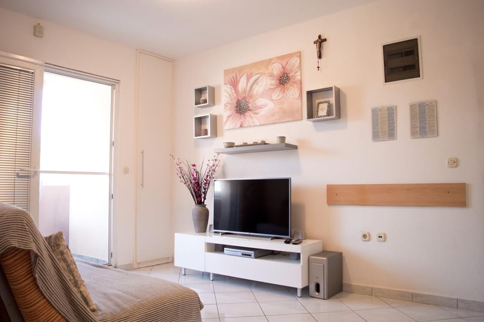 Communal lounge/ TV room, TV and multimedia, Living room, Seating area