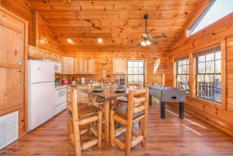 Secluded Cabin Near Smoky Mountains. Hot Tub! Honeymoon! Cabin in Sevierville