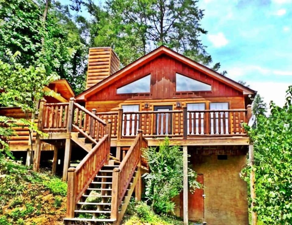 Secluded Cabin Near Smoky Mountains. Hot Tub! Honeymoon! Cabin in Sevierville