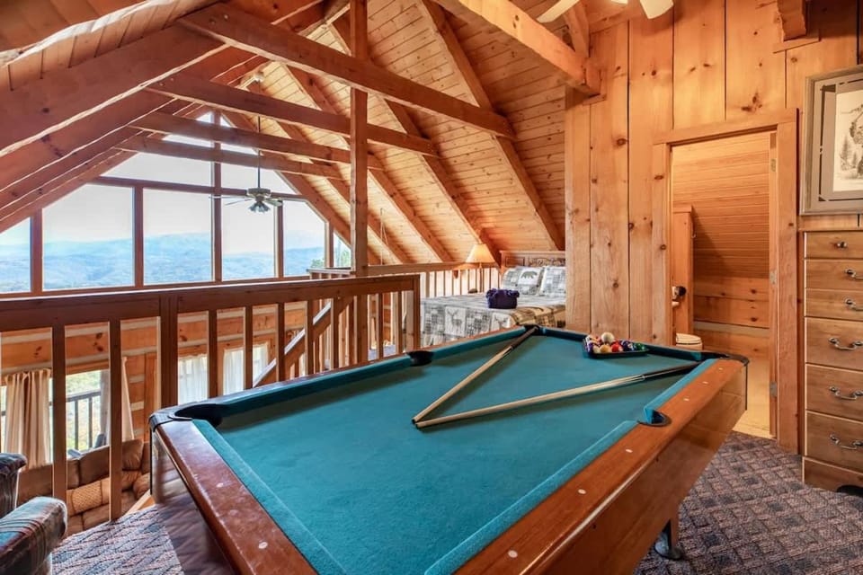 Super View,Smoky Mtn Log Cabin,Pool Table,Hot Tub Cabin in Sevier County