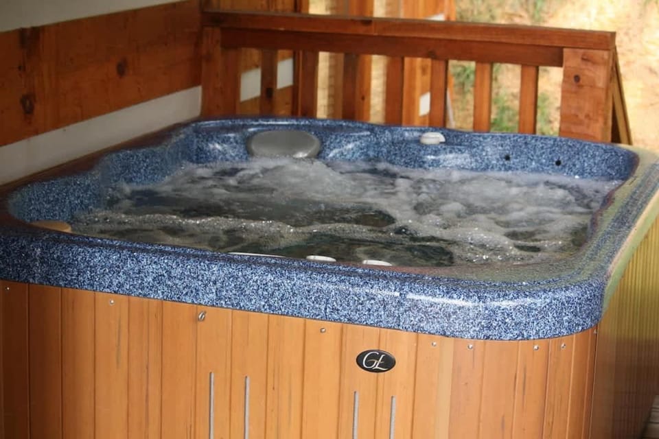 View! Private! Hot Tub,Pool Table,Fireplace,RELAX! House in Sevier County