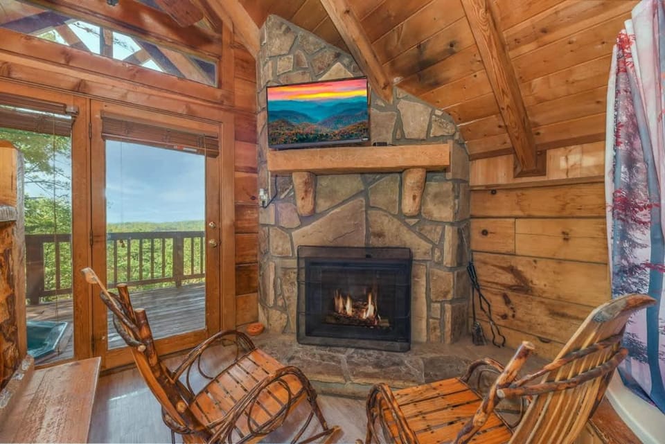Cute Studio Cabin! Views! Private. Hot Tub. Relax! Cabin in Sevier County