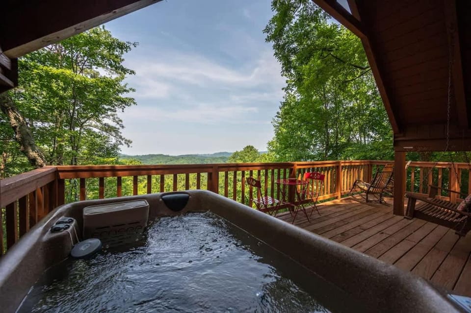 Cute Studio Cabin! Views! Private. Hot Tub. Relax! Cabin in Sevier County