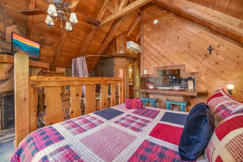 Cute Studio Cabin! Views! Private. Hot Tub. Relax! Cabin in Sevier County