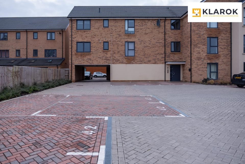 Property building, Day, Neighbourhood, Street view, Location, Parking