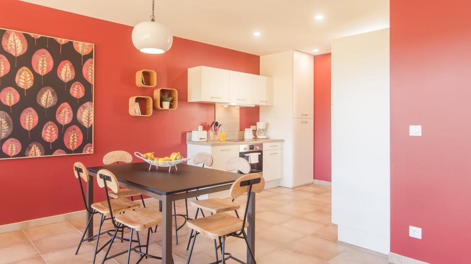 Kitchen or kitchenette, Dining area