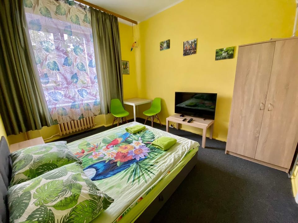 Bed, TV and multimedia, Photo of the whole room, Bedroom, wardrobe